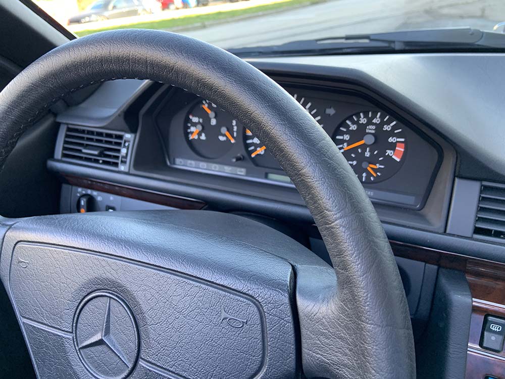 Mercedes-Benz E220 A124 Cabrio | Autoclassics – Fahrzeuge mit Stil